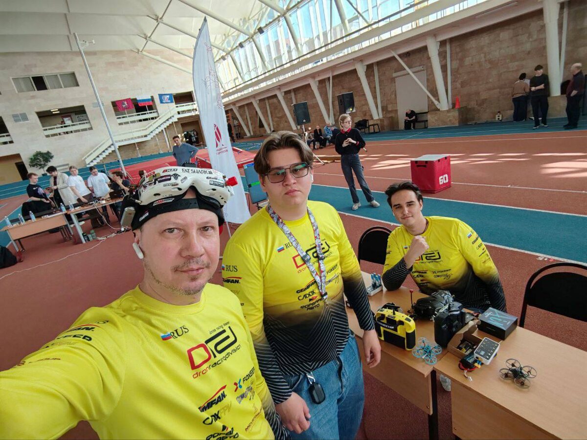 Слева направо: участники фестиваля из Красноярска – тренер Евгений Юденко, первый пилот Алексей Гарейнов, второй пилот Кирилл Родькин