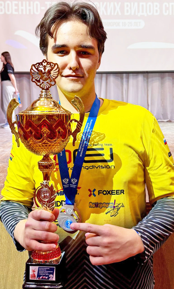 Кирилл Родькин с кубком за второе место на Всероссийском фестивале военно-технических видов спорта