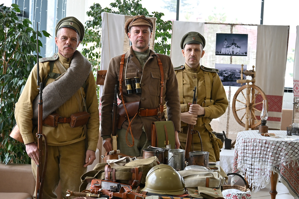 В фойе ЦКР работали выставка ремесленников, музей Андрея Генералова, туристские информационные центры из Хакасии, Шушенского