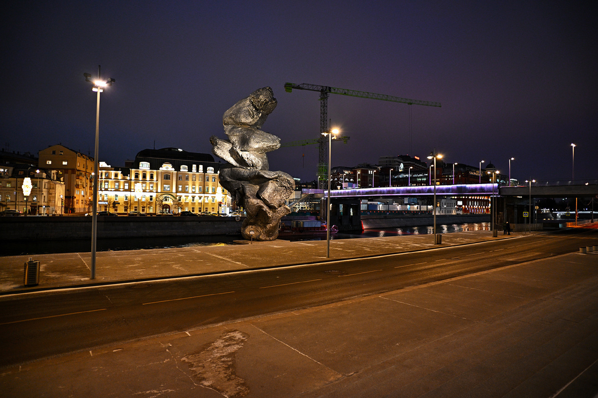 Арт-объект "Кусок ...", простите, "Большая глина №4". Москва. Фото: М. Рябинин