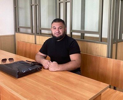 Гаспар пригвоздил стол к полу своим кулаком-молотом и мило улыбнулся