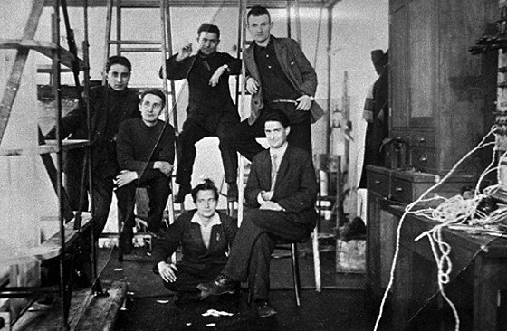 Игорь Курчатов среди сотрудников ЛФТИ