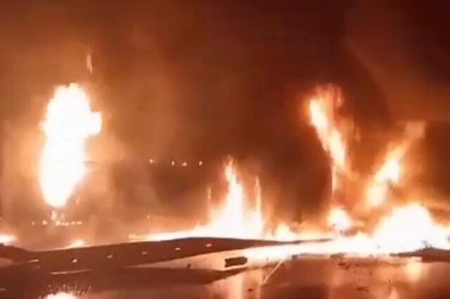    Топливо из большегруза вылилось на дорогу и загорелось, далее огонь перекинулся на легковые автомобили. Фото: Управление по предупреждению и ликвидации чрезвычайных ситуаций Аксайского района