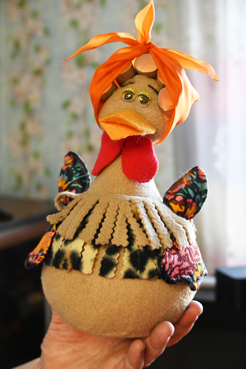 На одну флисовую игрушку небольшого размера уходит не более полутора часовМягких собачек тоже хорошо берут в качестве подарковВот такие котики, мышки и мишки быстрее всего расходятся на фестивалях и ярмаркахФлористические работы мастерицы, которыми украшен ее домА это экспериментальная игрушка – курочка