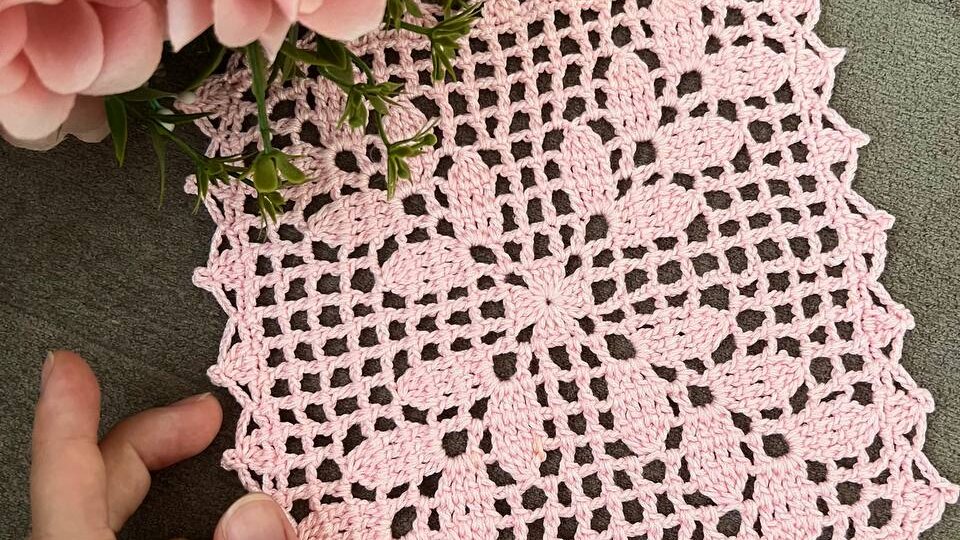 Вот такую салфеточку я связала между делом