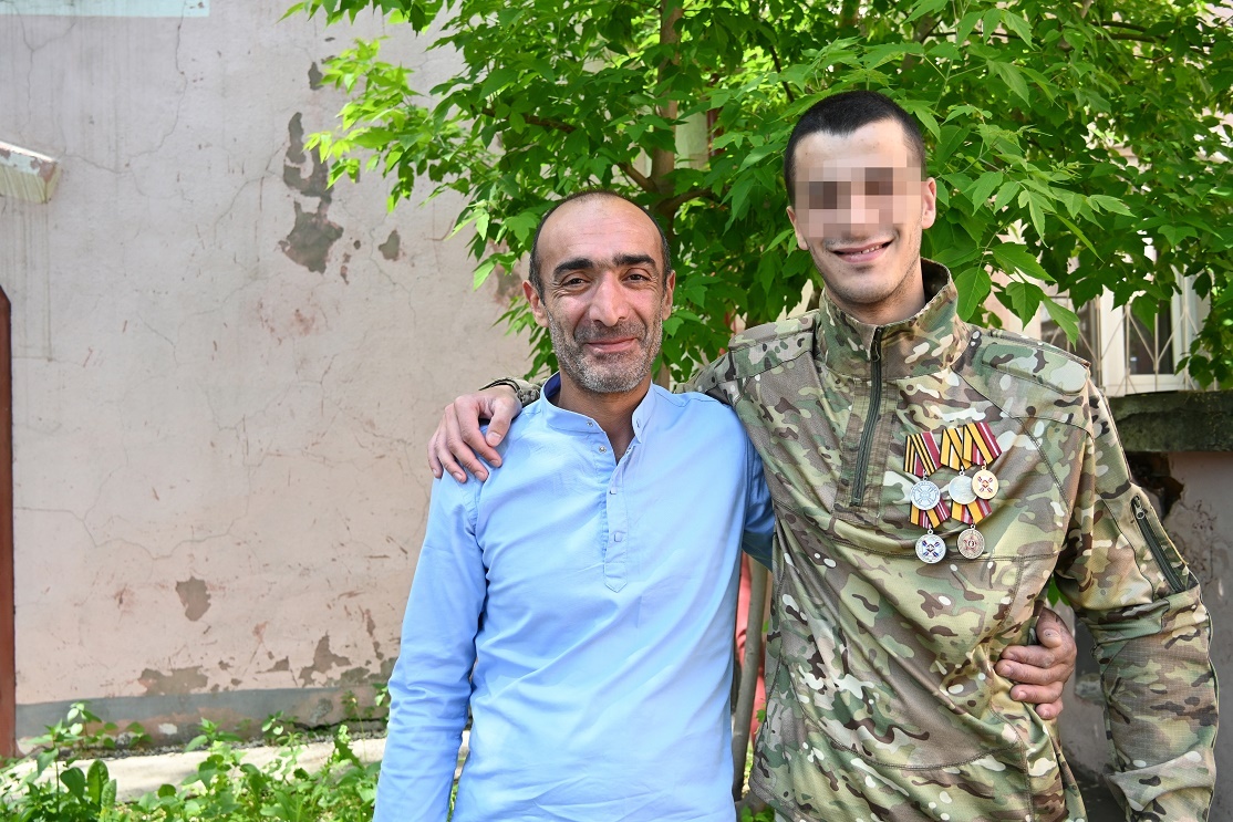 Боец с позывным «Изид» вместе с отцом Ишхары во время своего второго отпуска