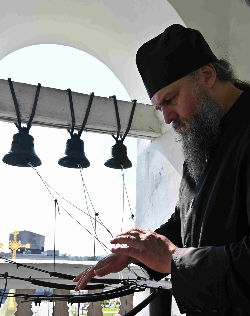 Иеродиакон Даниловского монастыря Роман звонит на колокольне минусинского Спасского собора