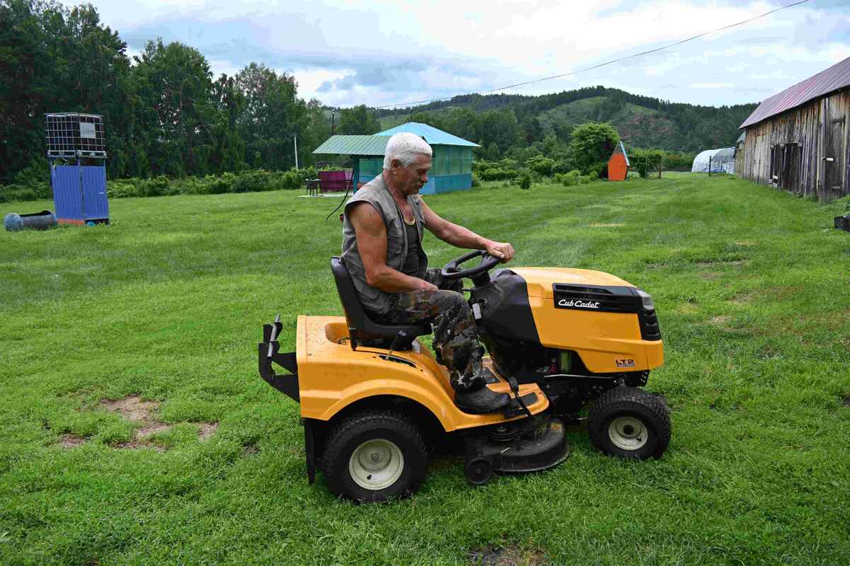 Петр Григорьевич на этом агрегате колесит по своей усадьбе с утра до вечера