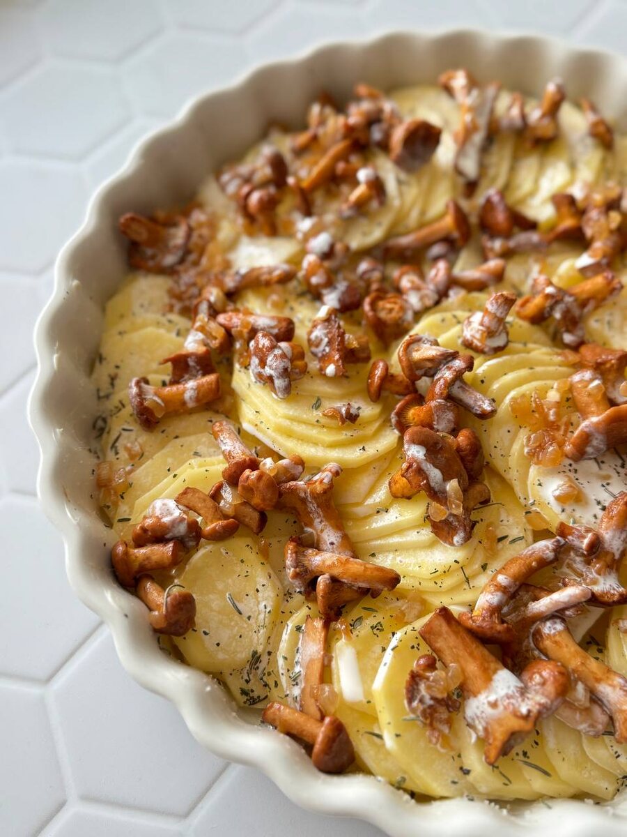 И лисичек вам от Даши Третьяковой! Картофельный гратен. Да, не всем. Но набирающим или что-то празднующим иногда точно можно. Немножко. Атмосферно же, правда? Рецепт тут, у Дарьи-искусницы: https://t.me/wellness_hedonism