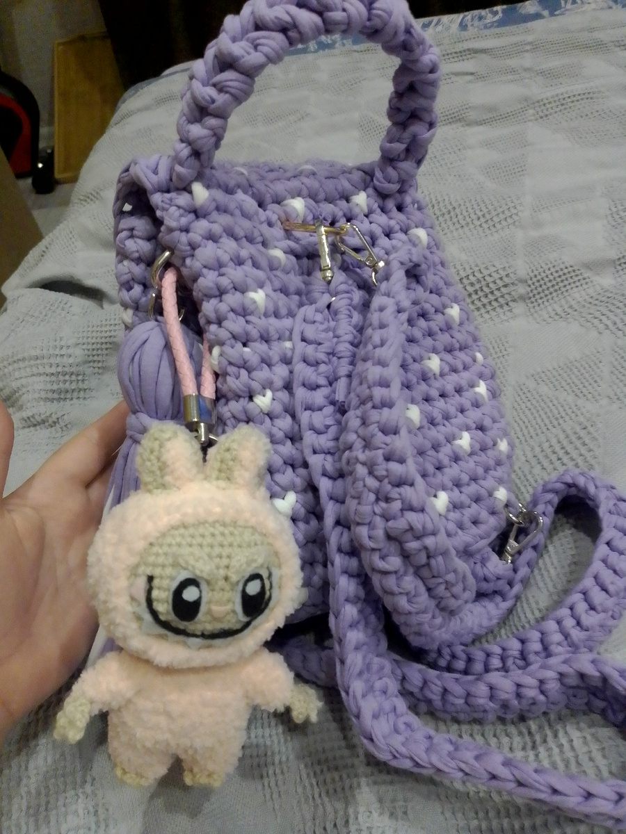 Здесь подвело финальное оформление мордочки, глаза слишком близко расположены друг к другу, из-за чего Лабубу стал похож на филина