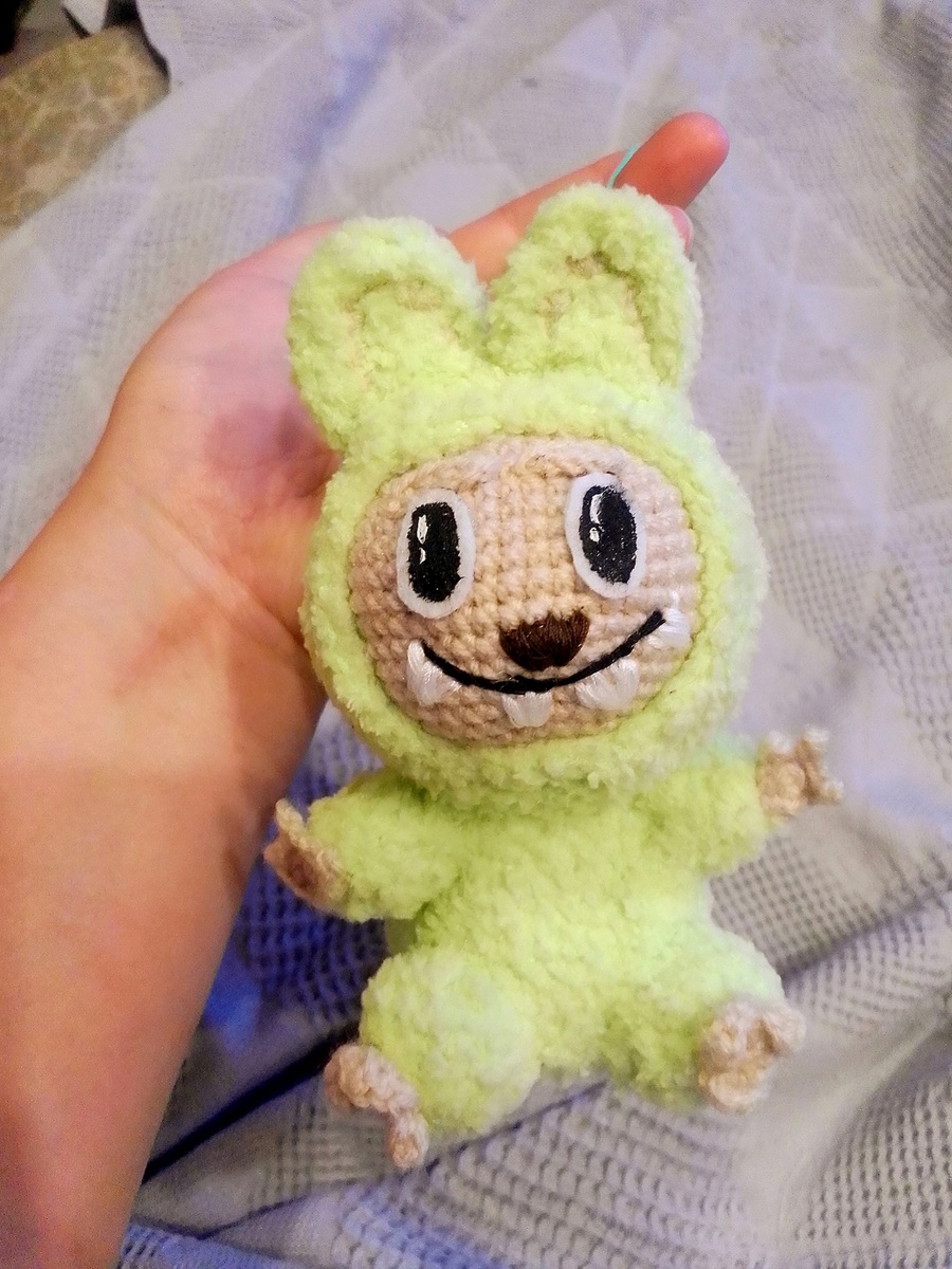 Вот он, четыре зубика, глаза раскрашены краской, из-за чего они смазались, ну и в целом на Лабубу мало похоже