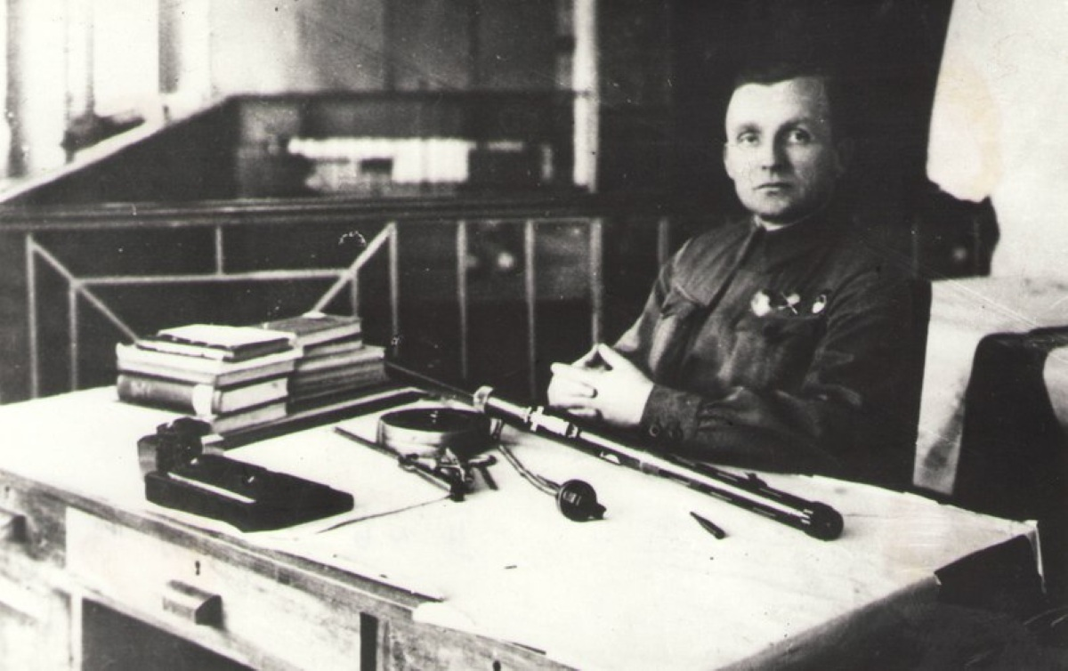 Георгий Семёнович Шпагин, конструктор завода № 367 Наркомата вооружения СССР, за рабочим столом | фото shpagin.gaspiko.ru