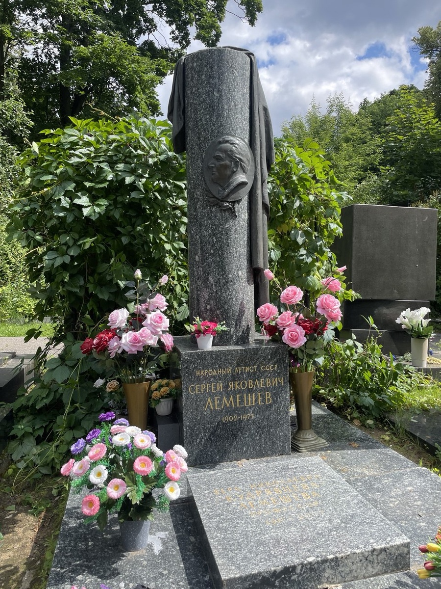 Памятник С.Я. Лемешеву на Новодевичьем