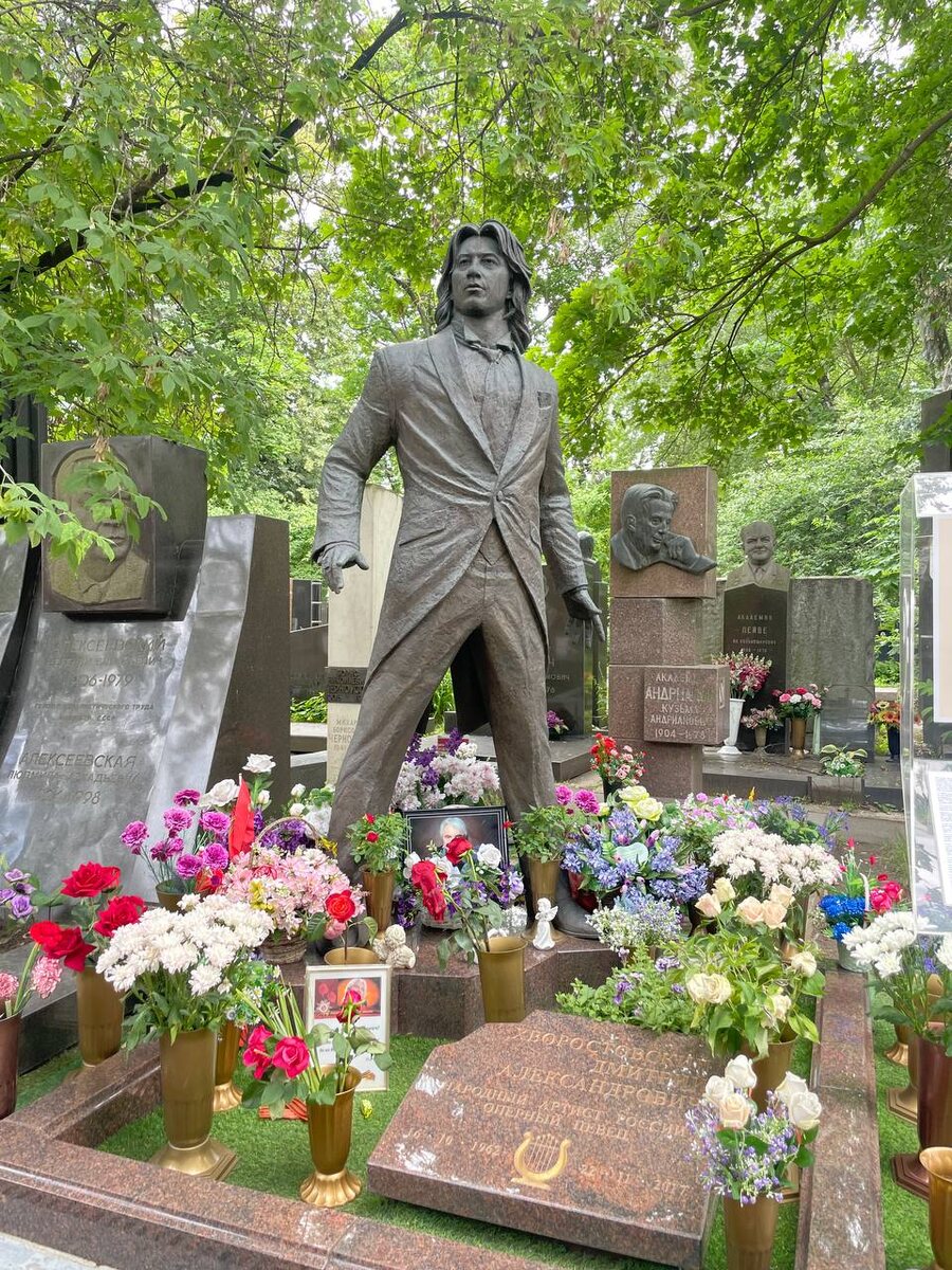 Памятник Д.А. Хворостовскому на Новодевичьем