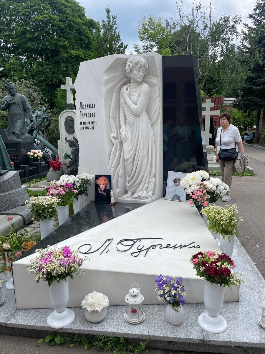 Памятник Л.М. Гурченко на Новодевичьем