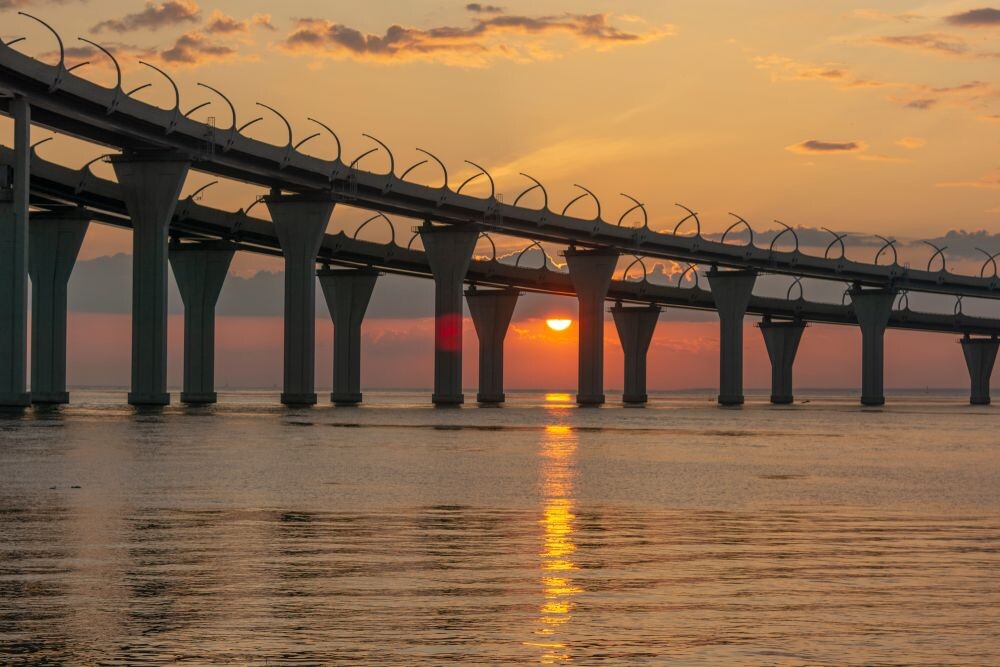 Закат над заливом и портовым мостом