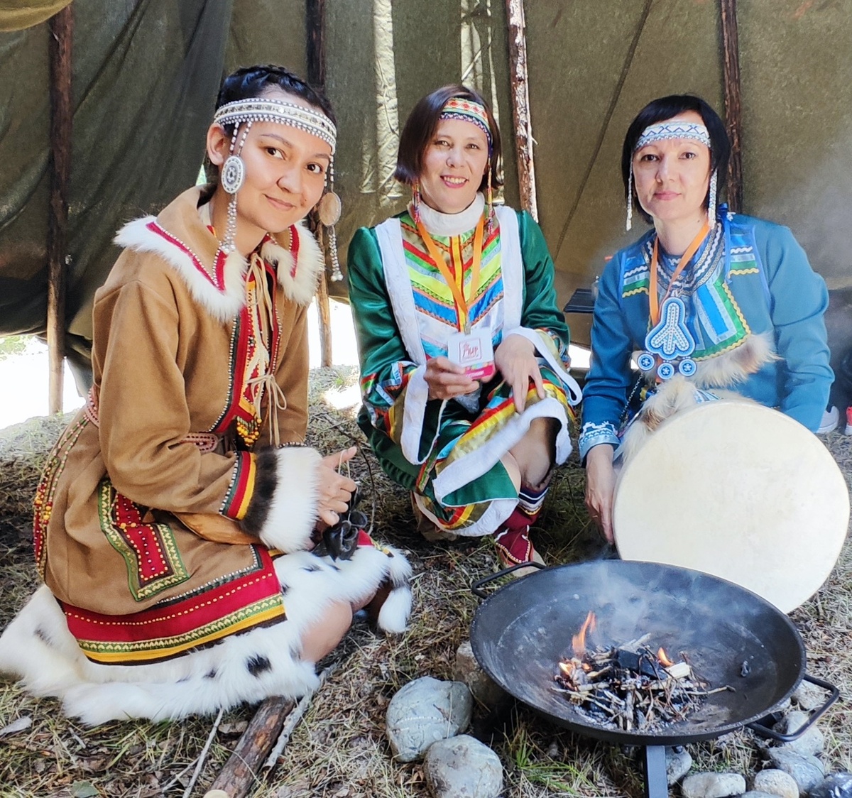 Ксения Каплина, Вероника Ястрикова и Эльвира Каплина готовятся к обряду очищения огнем