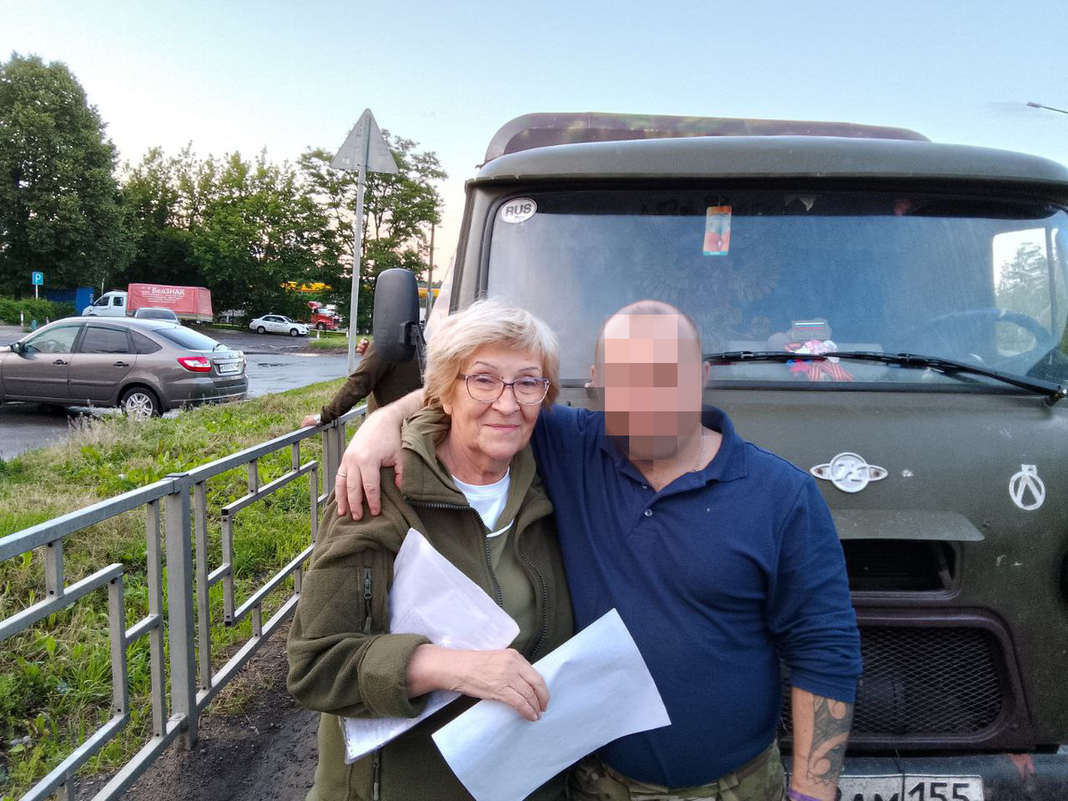 Курском приграничье, на точке передачи посылок из Минусинска нашим бойцам. Груз принимает боец с позывным «Немец»