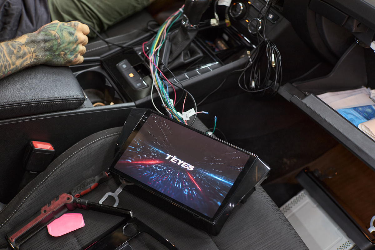 Источник фото: https://custom-heroes.ru/raboty/vid-uslugi/avtozvuk/skoda-superb-b-2016-modernizaciya-multimedia-s-teyes-cc32k-i-kameroy-zadnego-vida/