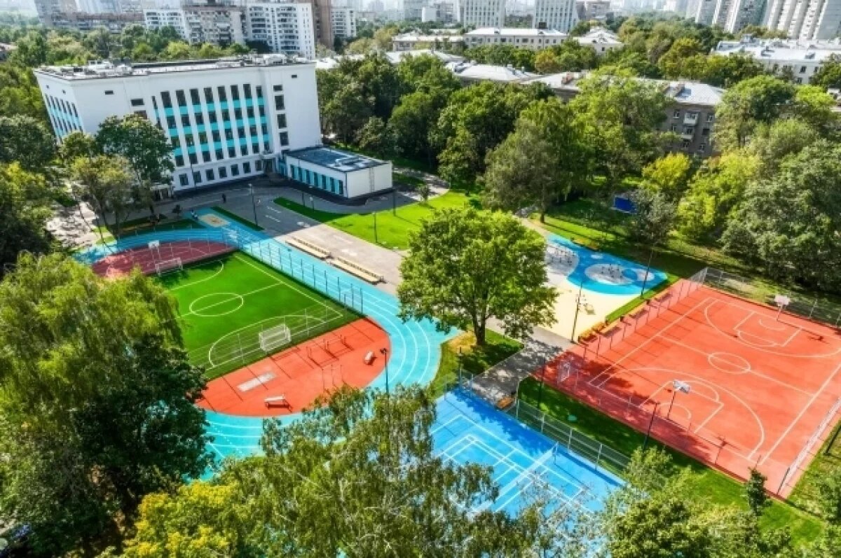    В Москве благоустраивают территории более 60 образовательных учреждений