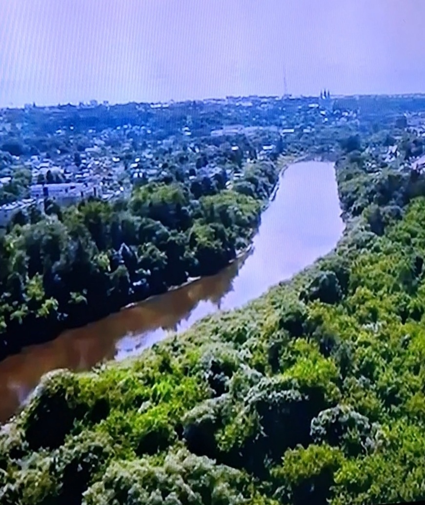 Скрин авторв - Днепр   течёт через Смоленск с востока на запад . Город расположен от истока в 138 - ти километрах . Этот город образован племенем  кривичей.