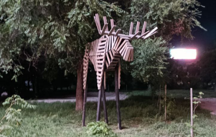 Если бы этого лося сколотил художник с мировым именем, то он бы стоил миллионы долларов / Фото: страница ВКонтакте творческого объединения «Сигналы»