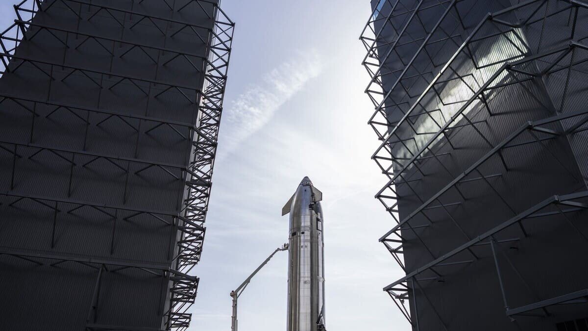    Сотрудники компании SpaceX готовят прототип Ship 37 к испытаниям / © SpaceX