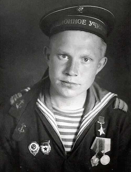 Виктор Павлович Пономарёв (3 апреля 1924, Звериноголовское, Уральская область — 4 декабря 1999, Подольск, Московская область) — советский военный. Участник Великой Отечественной войны. Герой Советского Союза (1943). Подполковник. После ухода в запас преподавал в учебных заведениях военное дело, одновременно вёл поисковую и исследовательскую работу по истории Днепровской боевой операции