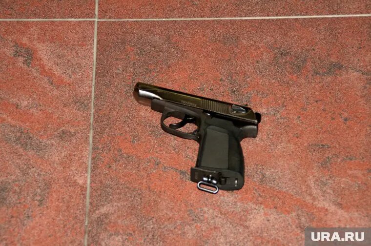 Одним из пистолетов, изъятых у судьи Раенгулова был ПМ. Фото: Вячеслав Егоров © URA.RU