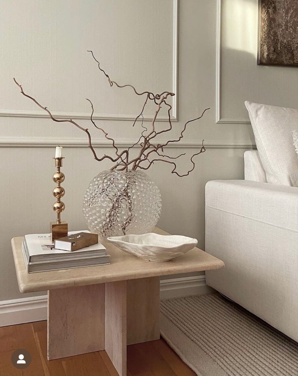 Тут наглядно видно как предметы разных фактур (стекло, металл и керамика) гармонично сочетаются в одном пространстве. 