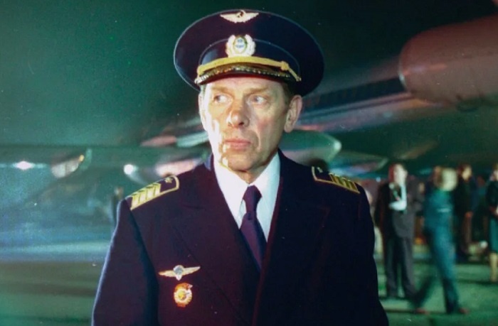 Георгий Жженов в роли командира экипажа