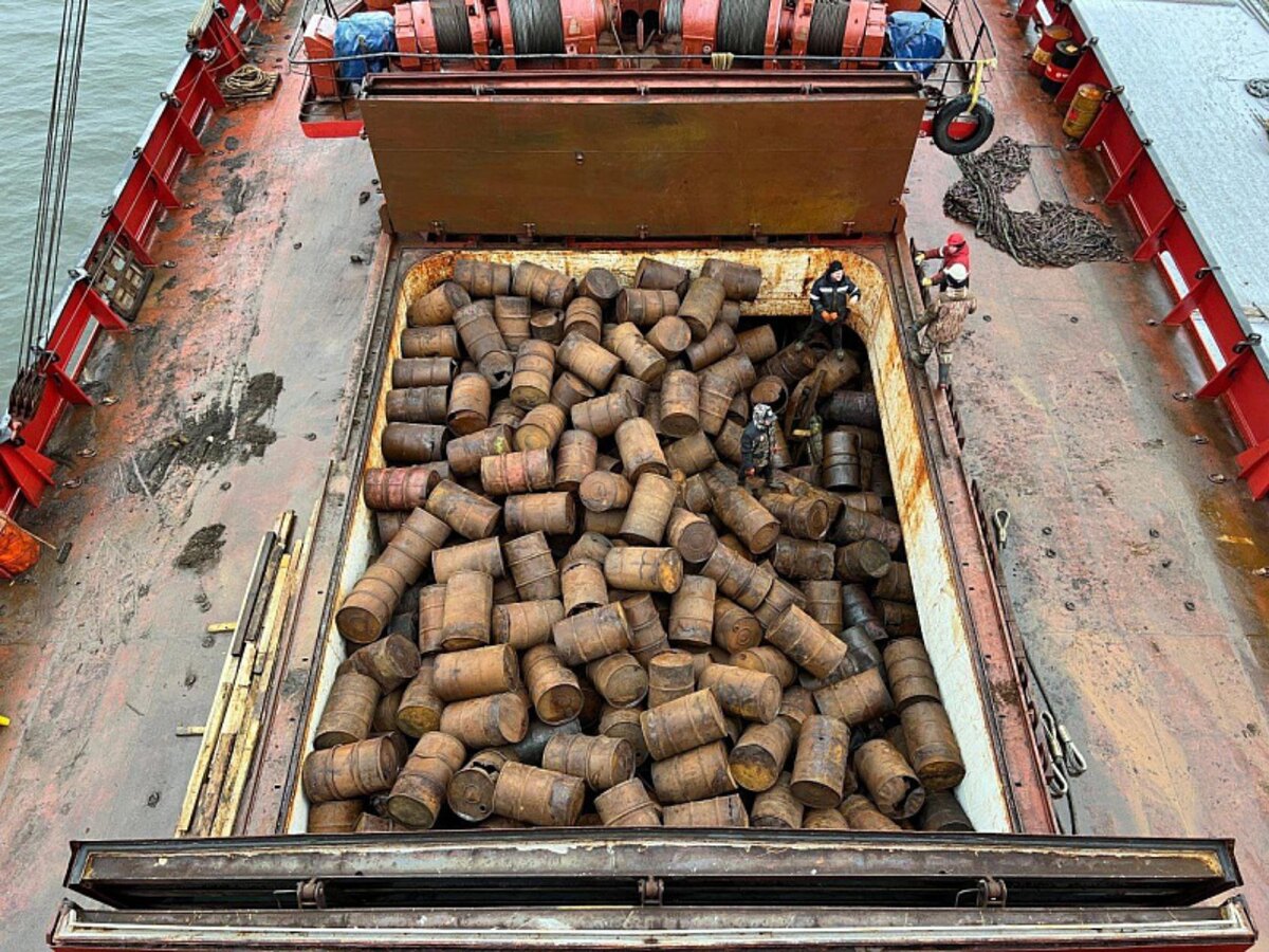 Бочки на судне «Михаил Сомов». 2024