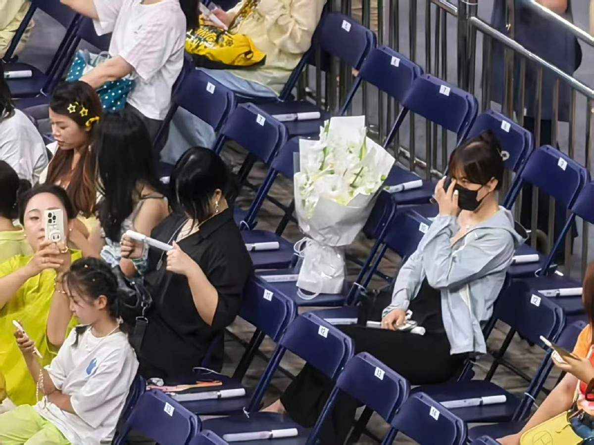    Место 9 в 22-м ряду на концертах Юйнина всегда занято для погибшей поклонницыСоцсети