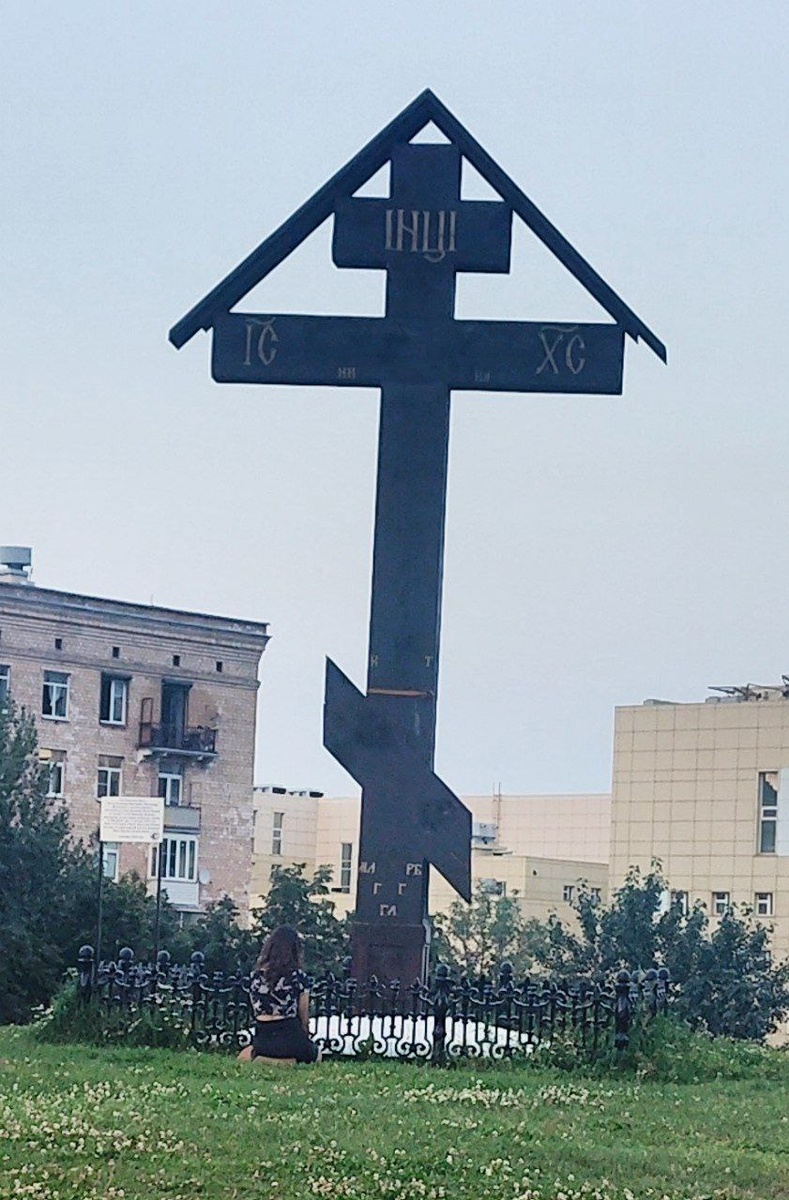 Вот так я её увидела. Я была у подножия горы, она наверху. Девушка мгновенно привлекла мое внимание
