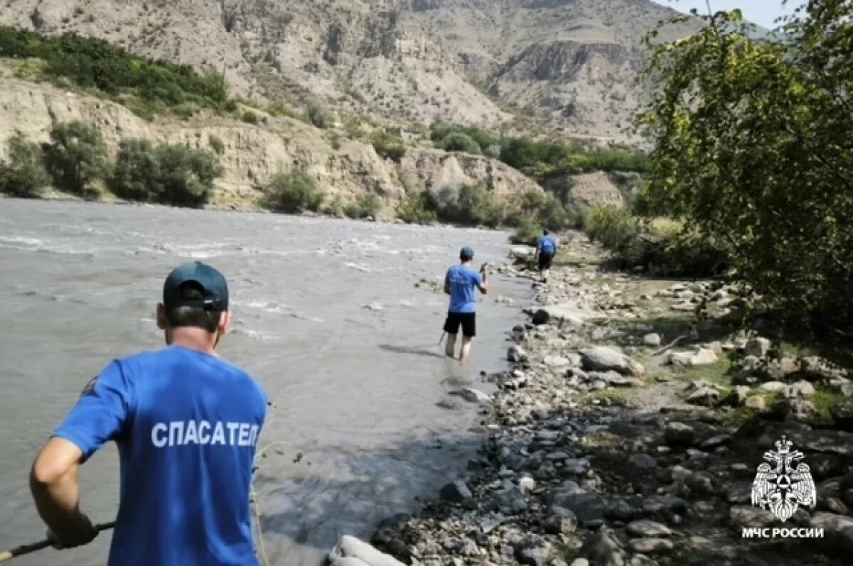   В нескольких районах Дагестана ищут мужчину и ребёнка, унесённых течением