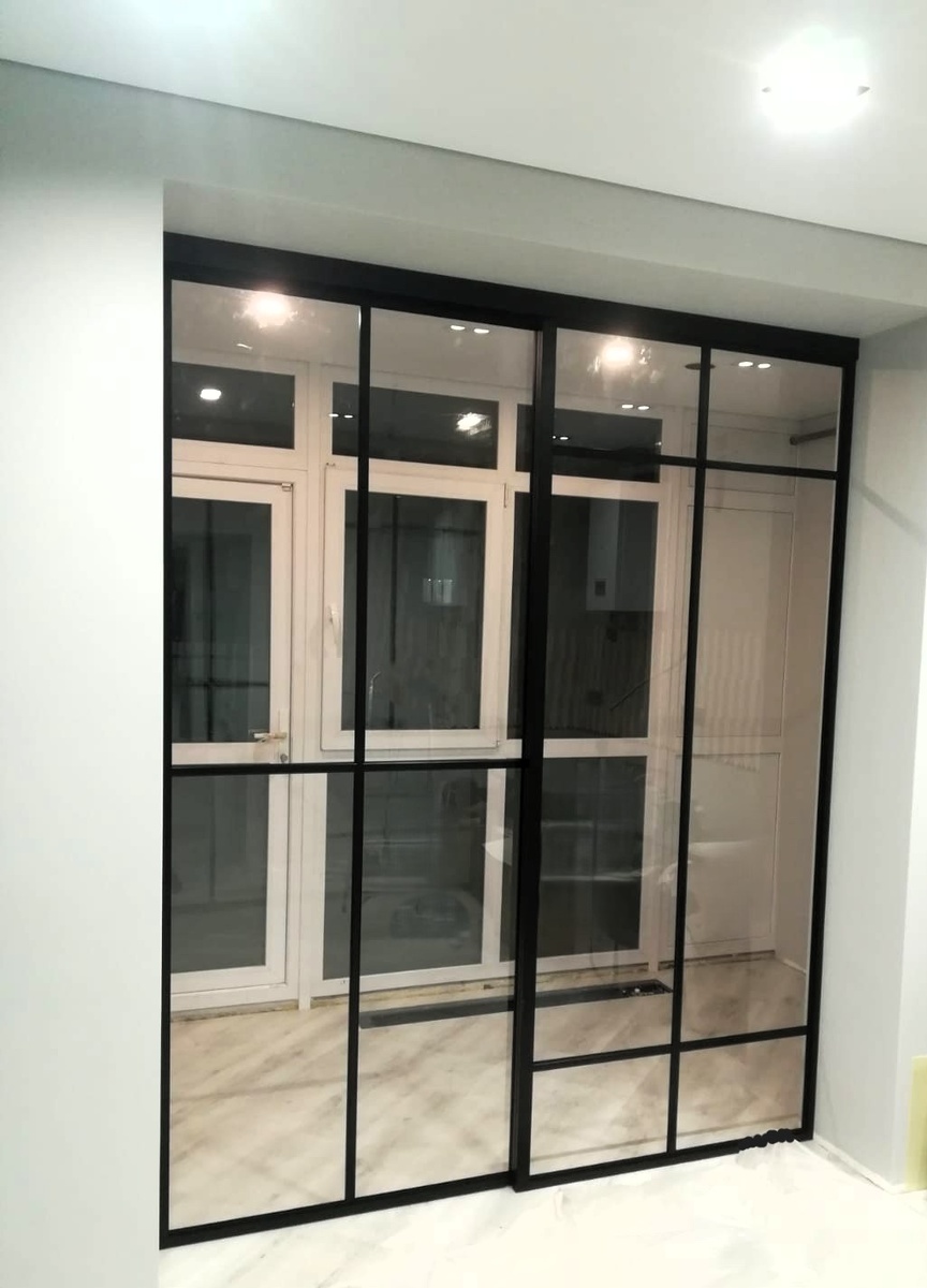 Интерьерная раздвижная перегородка. Профиль чёрный матовый. Стекло осветлённое закалённое.