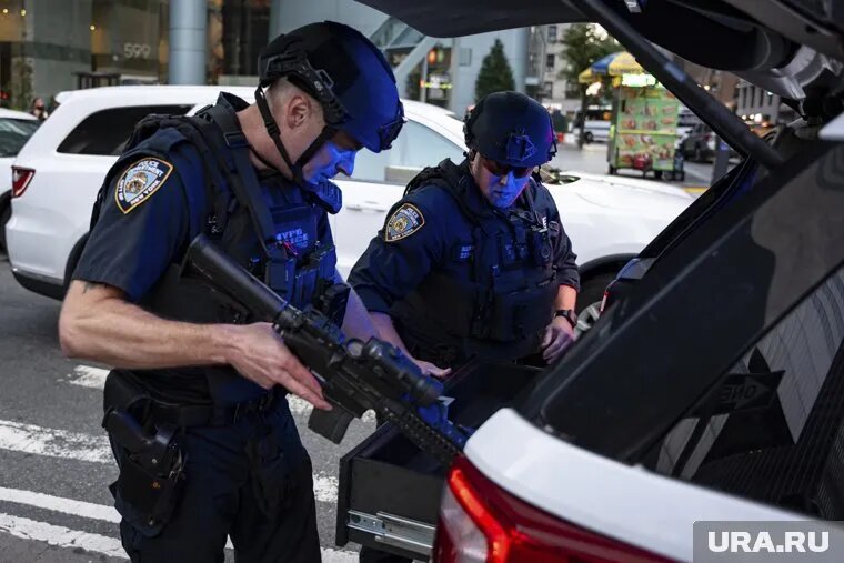 На месте происшествия. Пять человек, включая офицера полиции, погибли в результате стрельбы в офисном здании в центре Манхэттена. Фото: Angelina Katsanis/AP/TASS