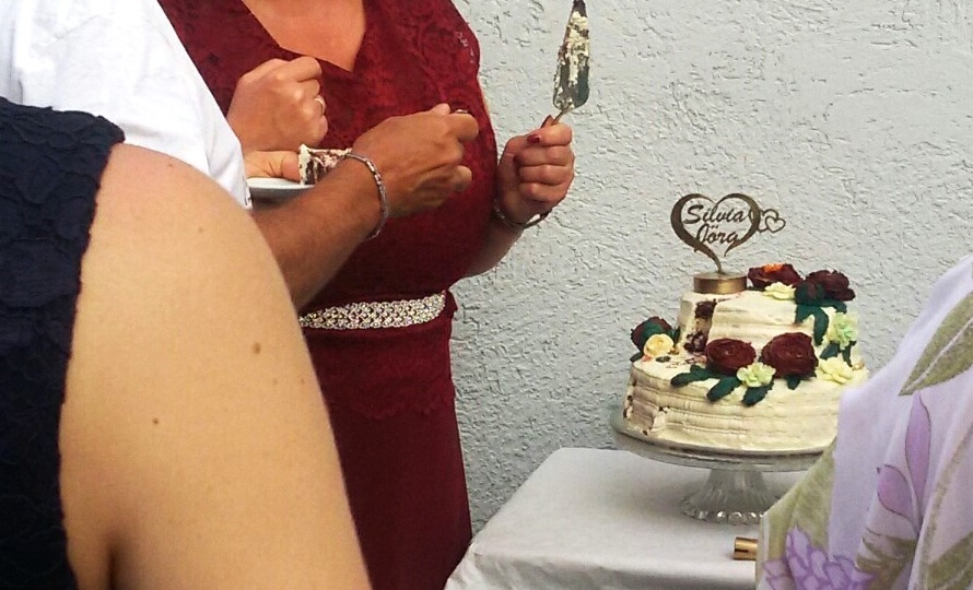 Молодожёны, немецкая пара, рассматривали подарки прямо перед гостями. Каждую открытку зачитали вслух! Как я побывала на свадьбе в Германии