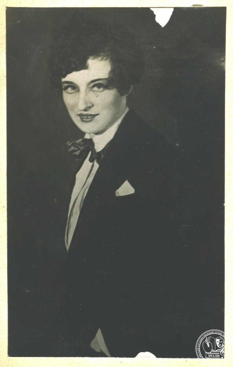 Фотография С.В. Гиацинтовой в роли Елены в пьесе «Фрол Севастьянов». Б.д. РГАЛИ. Ф. 2049. Оп. 1.