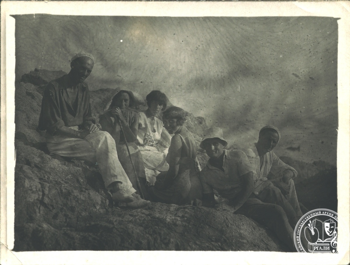 Фотография С.В. Гиацинтовой с С.Г. Бирман, И.Н. Берсеневым. 1930-е гг. РГАЛИ. Ф. 2049. Оп. 1.