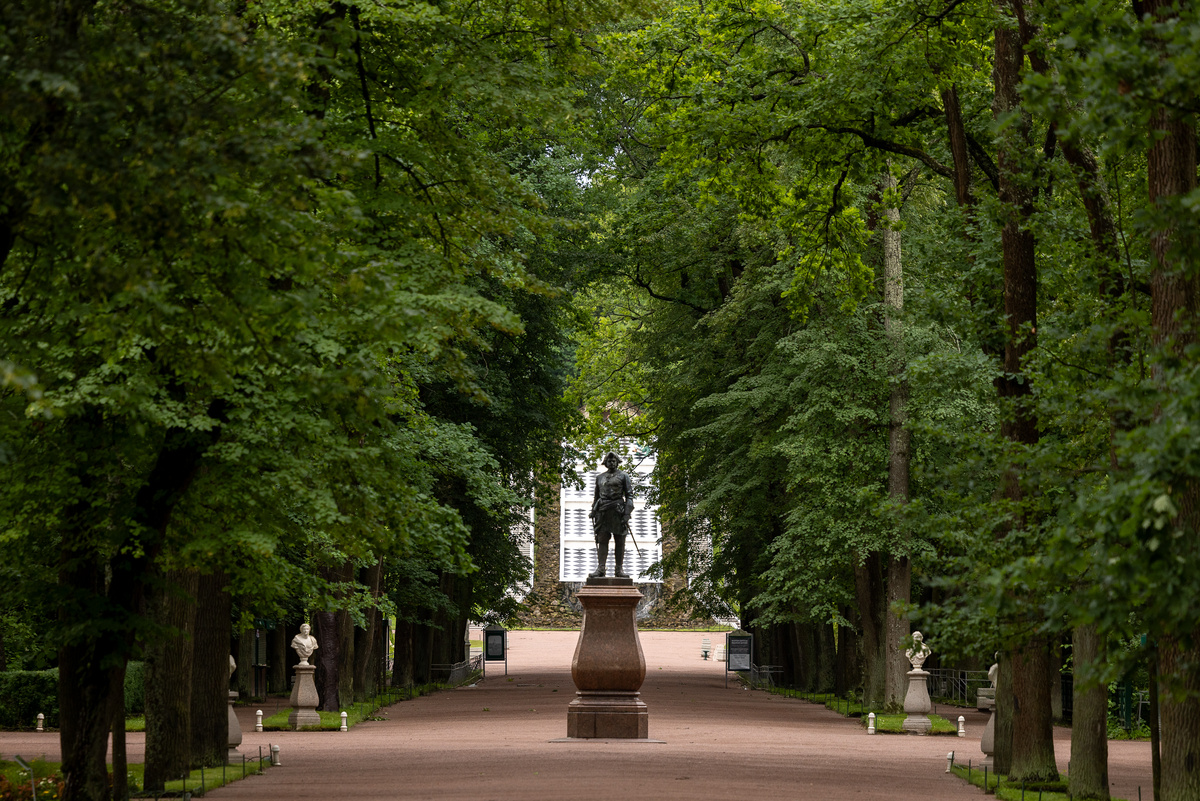 Нижний парк. Памятник Петру I