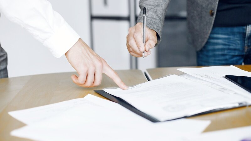 Договор бронирования: что это такое и как не потерять деньги до сделки?