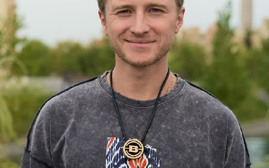 Ушел из театра Табакова, сделал предложение в день развода и поссорился с экстрасенсом: как живет звезда «Жуков» Вячеслав Чепурченко