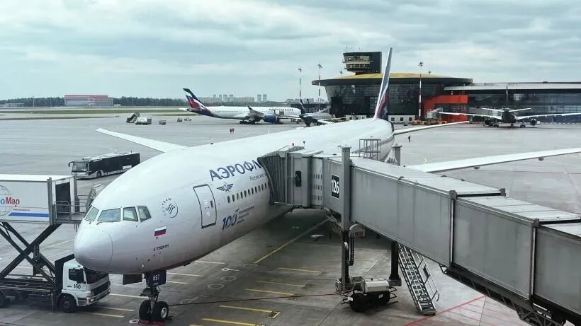     Самолет Boeing 777-300 авиакомпании "Аэрофлот" в аэропорту Шереметьево. © РИА Новости. Наталья Селиверстова