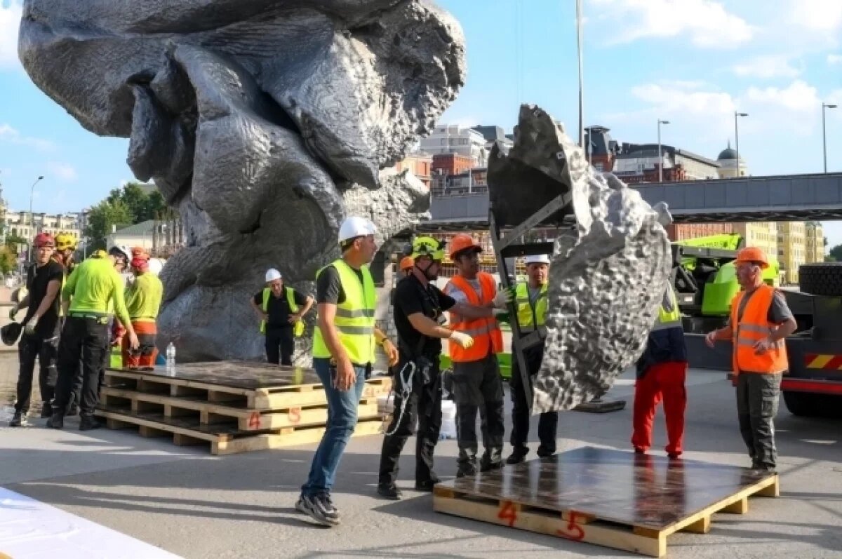    Демонтаж скульптуры Урса Фишера «Большая глина № 4» на Болотной набережной в Москве. Арт-объект заменят другой художественной работой. «Большая глина № 4», представляющая собой отлитую из алюминия 12-метровую композицию — копию комка глины, которую скульптор разминал в руках, была установлена у Дома культуры «ГЭС-2» в 2021 году.