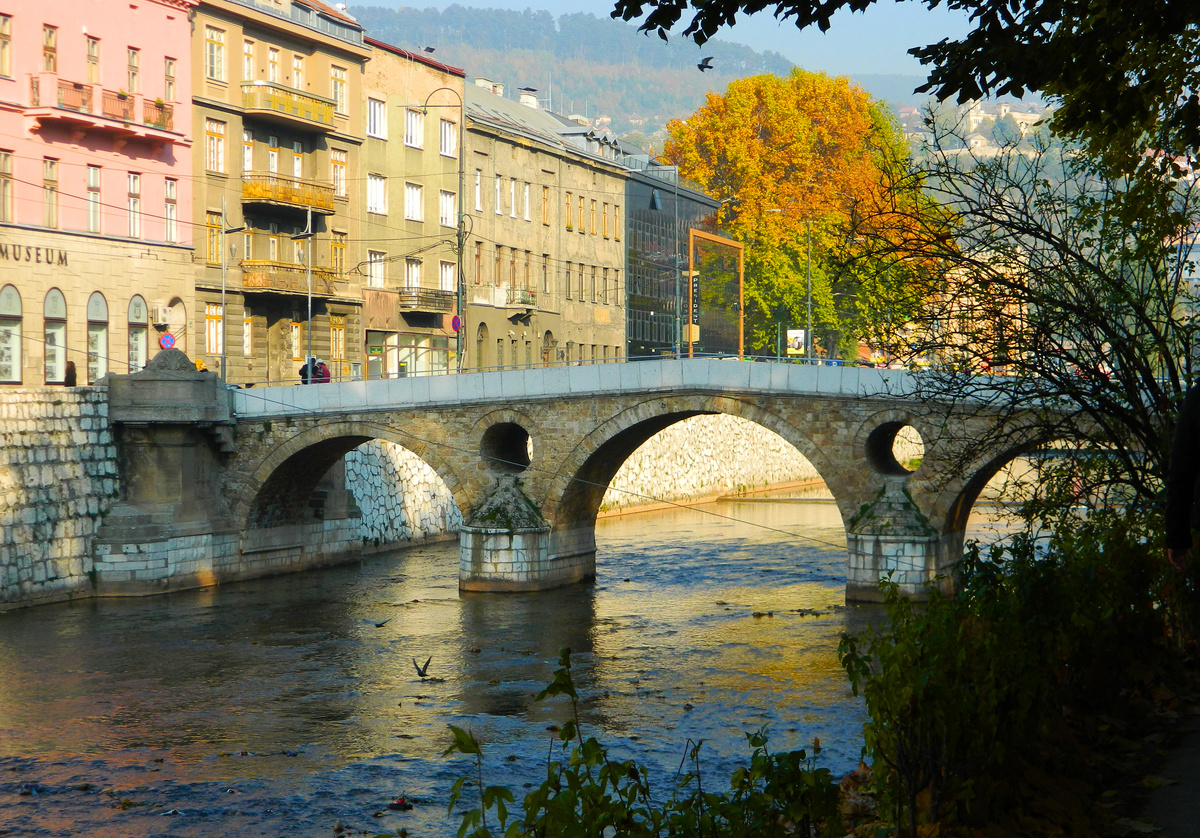 Слева находится музей, посвященный событию 28 июня 1914 года. Автор: Jeff Concors. Авторские права: All Rights Reserved (C) 2015                                      