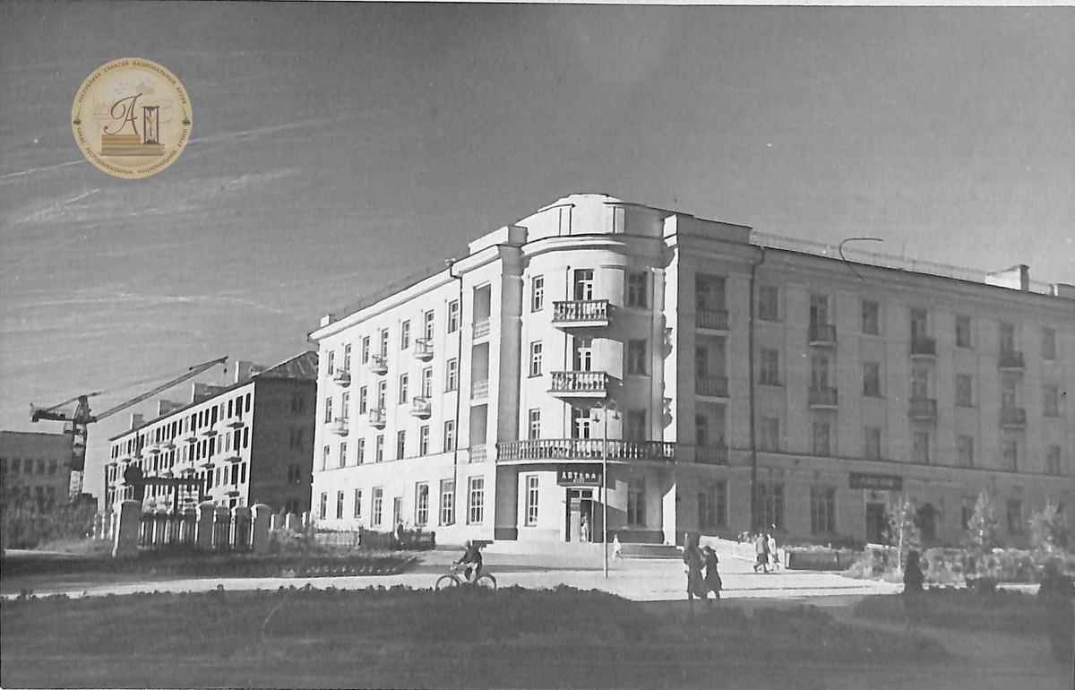 Одна из последних новостроек сталинского ампира в Абакане