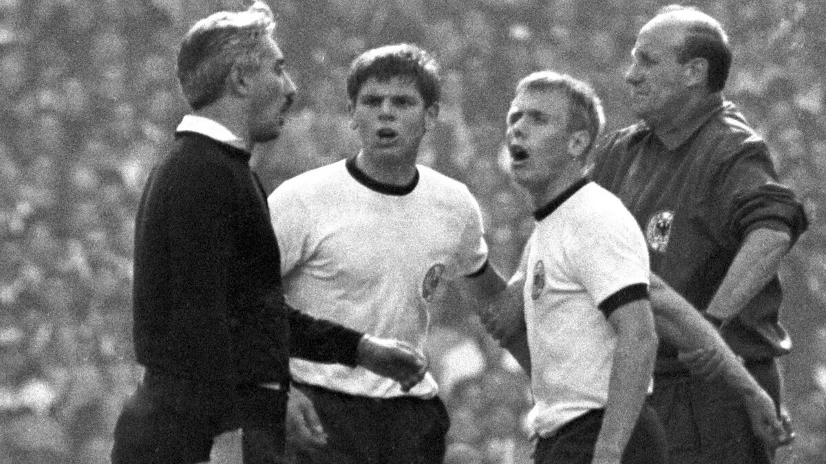 Советский судья Тофик Бахрамов стал одной из главных звезд финала ЧМ-1966. Фото: GLOBAL LOOK PRESS