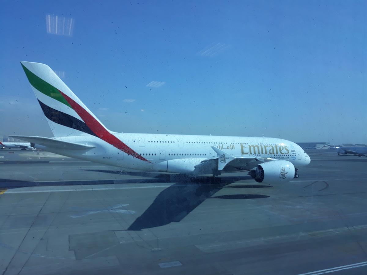 Вид из терминал 3 на взлетно-посадочную полосу. Авиакомпания Эмирейтс.