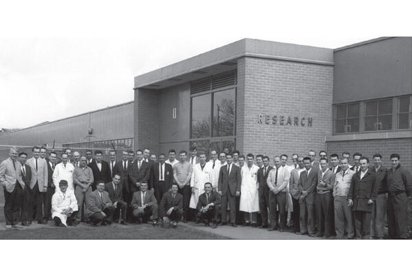 Сотрудники лаборатории, где работал Котлобай (первый слева) / Анатолий Котлобай/americanscientist.org